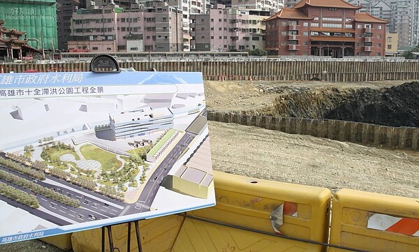 建商在高雄三民區十全路沿線推公園景觀宅。圖/陳菊臉書