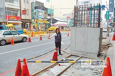 
嘉義市民族路雨水下水道施工逾半年，兩側店家生意及民眾居家安寧大受影響，民怨四起，有店家抱怨生意少一半。（廖素慧攝）
 