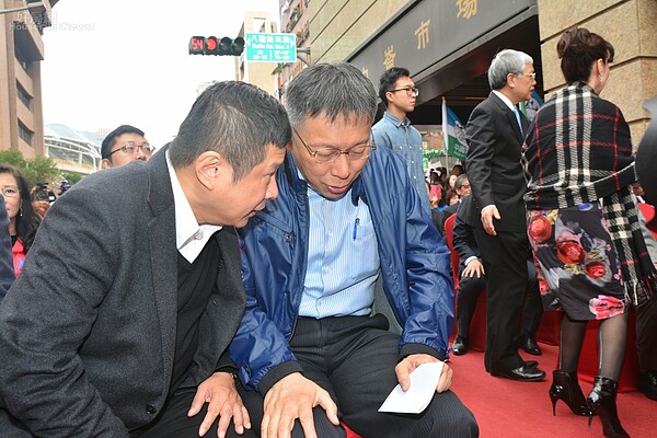 柯文哲於中崙市場剪裁行程。(好房網News記者 陳韋帆/攝影)