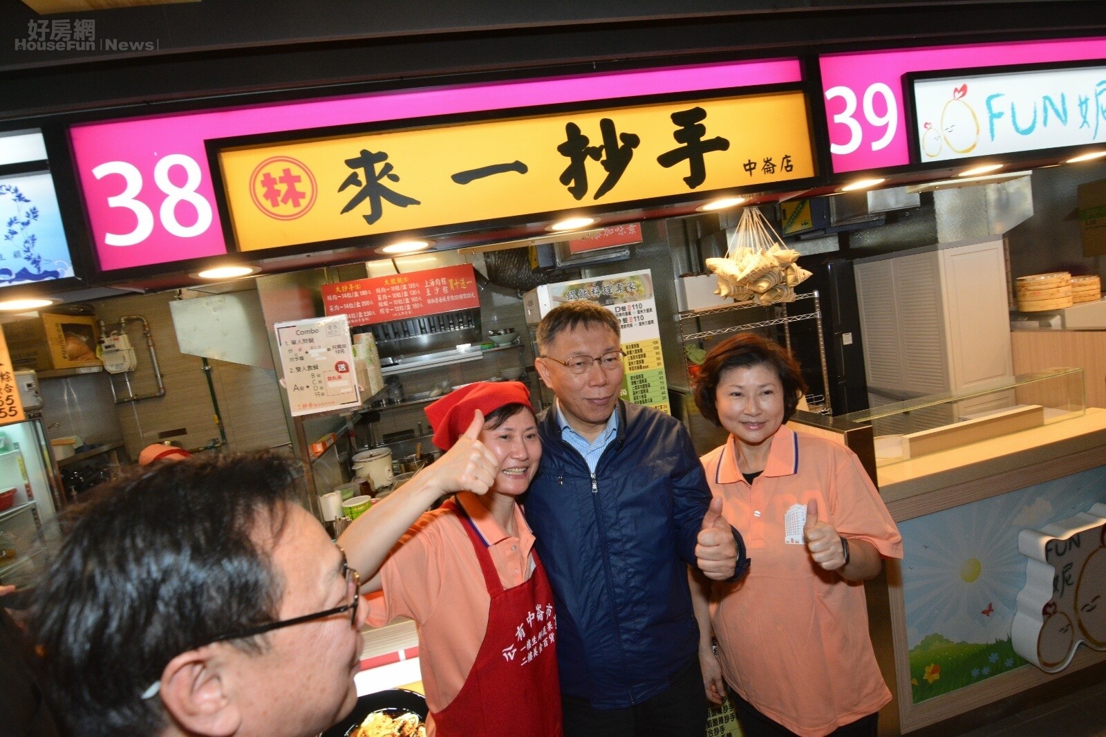 柯文哲於中崙市場剪裁行程。(好房網News記者 陳韋帆/攝影)