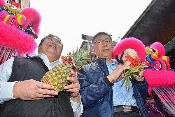 柯文哲於中崙市場剪裁行程。(好房網News記者 陳韋帆/攝影)