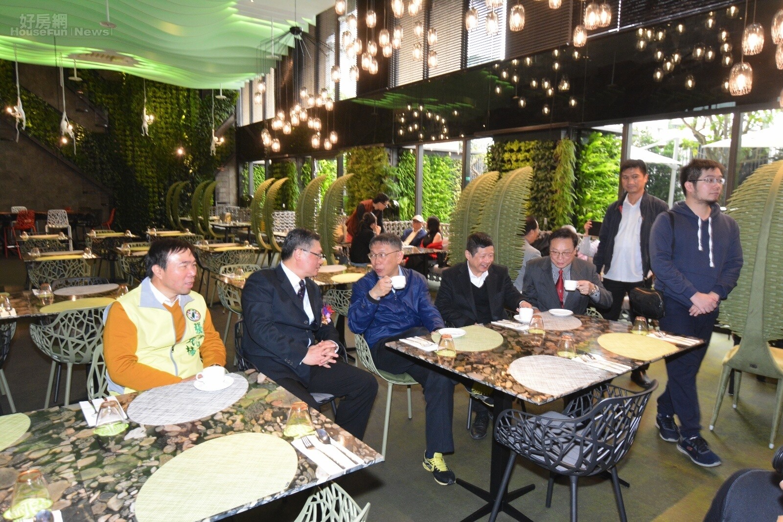 柯文哲於中崙市場剪裁行程。(好房網News記者 陳韋帆/攝影)