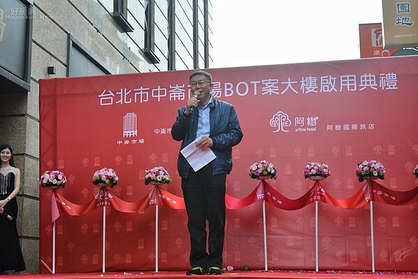 柯文哲於中崙市場剪裁行程。(好房網News記者 陳韋帆/攝影)