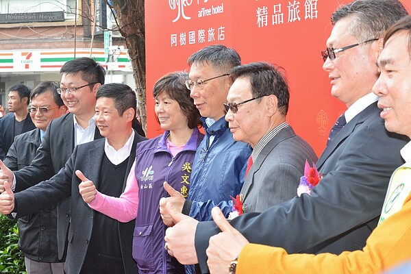 柯文哲於中崙市場剪裁行程。(好房網News記者 陳韋帆/攝影)