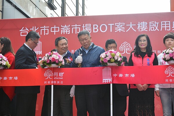 柯文哲於中崙市場剪裁行程。(好房網News記者 陳韋帆/攝影)