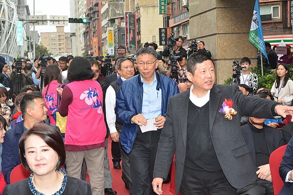 柯文哲於中崙市場剪裁行程。(好房網News記者 陳韋帆/攝影)