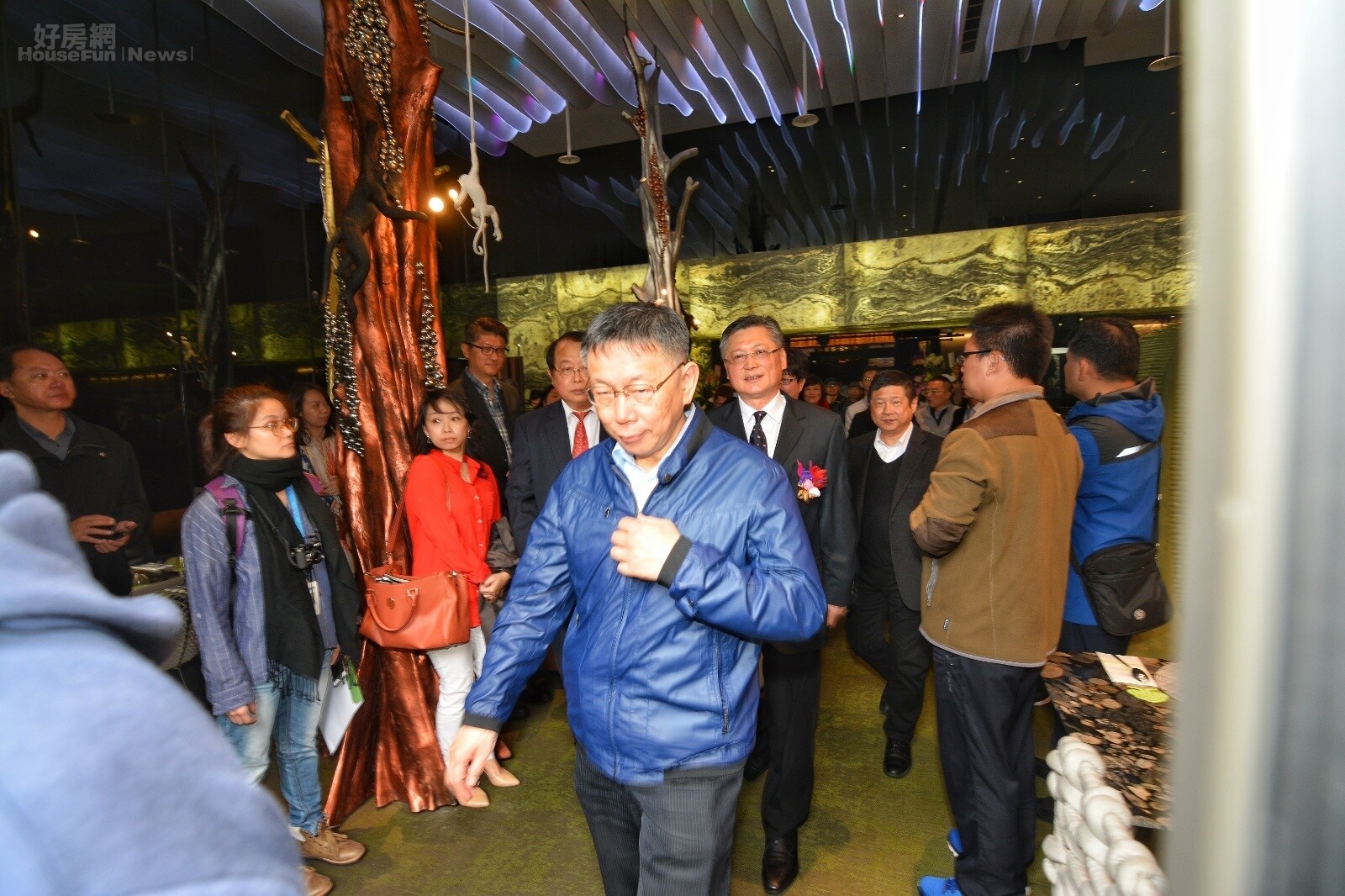 柯文哲於中崙市場剪裁行程。(好房網News記者 陳韋帆/攝影)