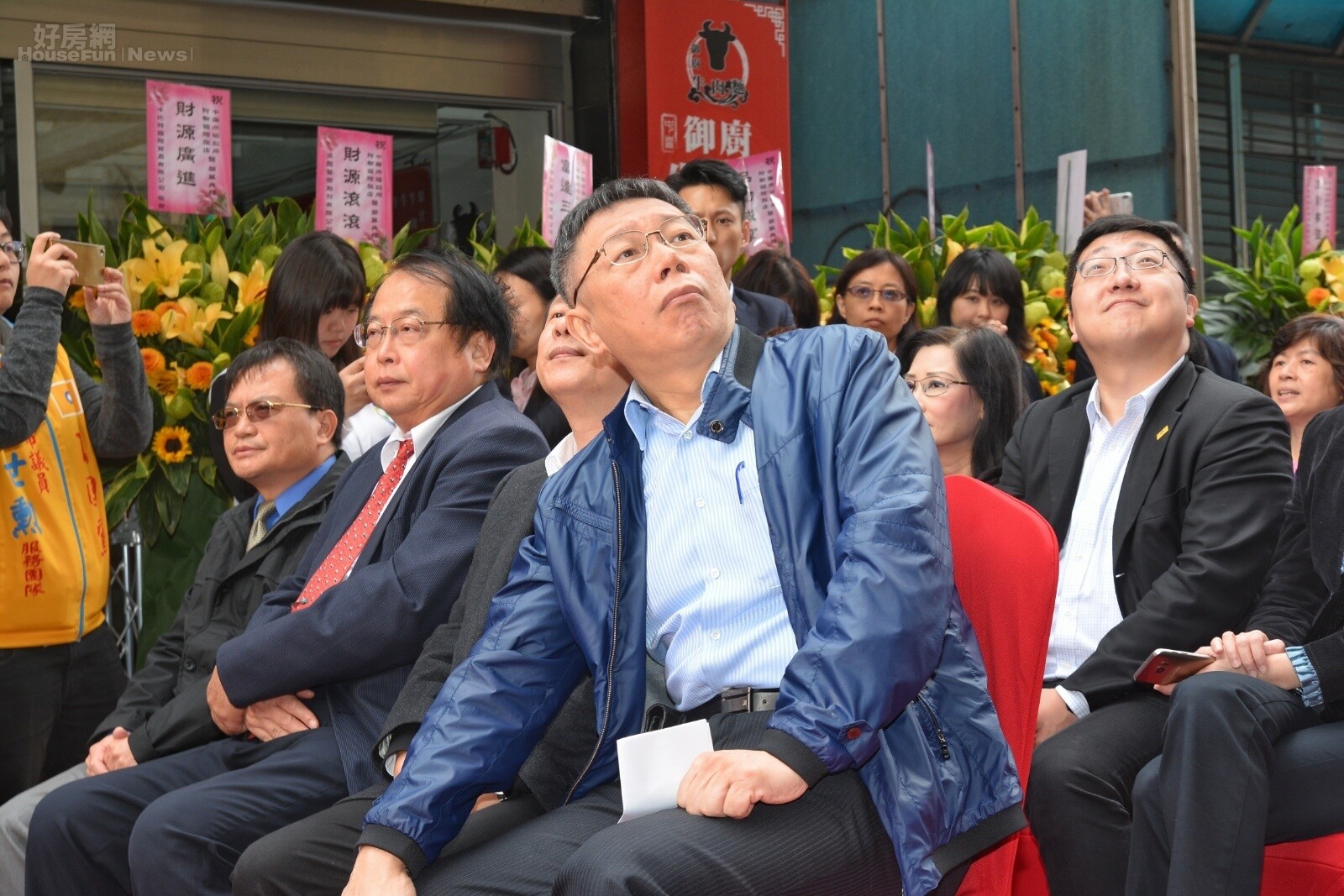 柯文哲於中崙市場剪裁行程。(好房網News記者 陳韋帆/攝影)