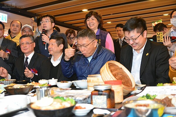 柯文哲於中崙市場剪裁行程。(好房網News記者 陳韋帆/攝影)