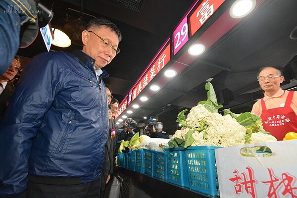 柯文哲於中崙市場剪裁行程。(好房網News記者 陳韋帆/攝影)