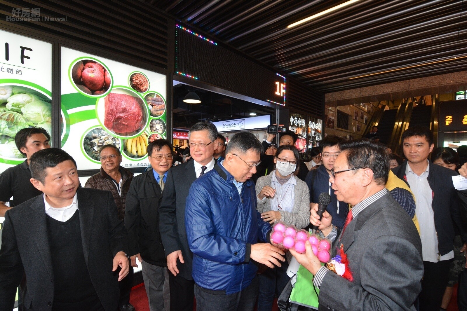 柯文哲於中崙市場剪裁行程。(好房網News記者 陳韋帆/攝影)