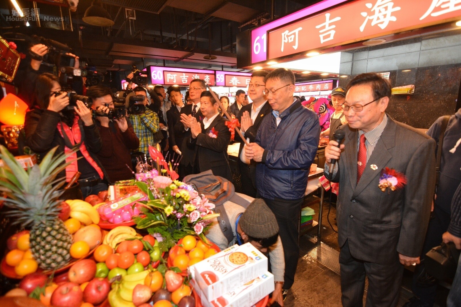 柯文哲於中崙市場剪裁行程。(好房網News記者 陳韋帆/攝影)