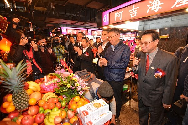 柯文哲於中崙市場剪裁行程。(好房網News記者 陳韋帆/攝影)