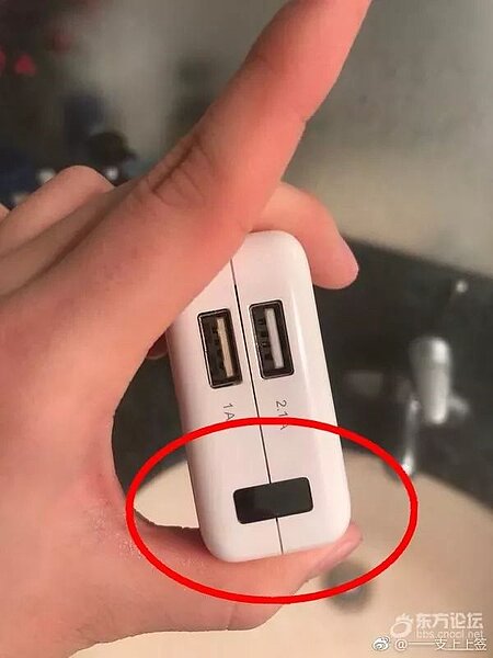 女大生發現這個充電器內有用來攝影的黑色區塊。（圖片取自杭州交通918）