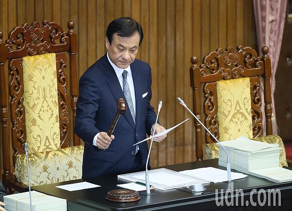 立法院臨時會進行所得稅法部分條文修正，由於先前的朝野協商氣氛融洽並獲得共識，在院會審議過程難得順利，傍晚時由院長蘇嘉全敲槌三讀通過，在敲槌通過後，民進黨委員拿著朝野和諧的手板，歡慶法案通過。記者許正宏／攝影 