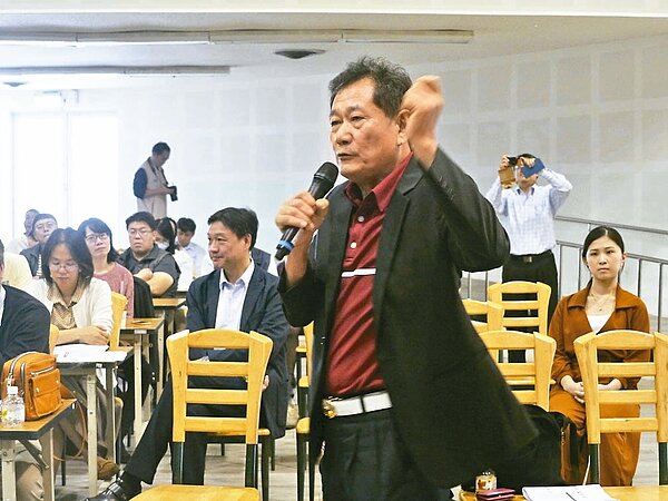 產業五缺政策說明會上,業者認為政府應替高雄提供更便宜的工業區土地,並要求解決缺水問題。 記者徐白櫻/攝影