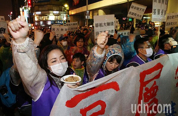 華航企業工會今晚號召近千名空服員赴台北公司門口抗議，以「華航賺大錢 員工做功德,」為訴求，舉行2018華航年終功德會。記者林俊良／攝影 