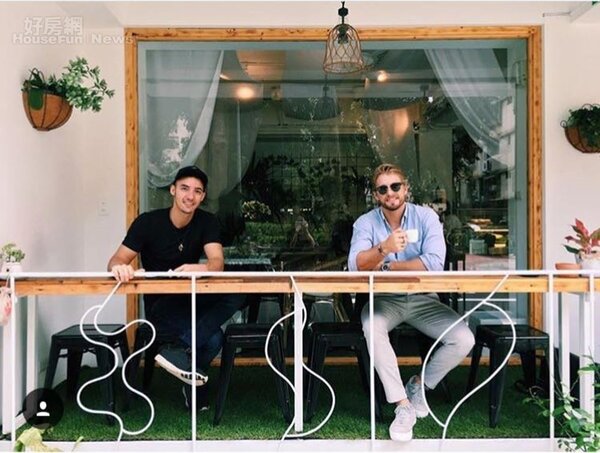 節目《二分之一強》的外國型男法比歐（右）、費丹尼（左），去年一起合作開了一間咖啡廳。

