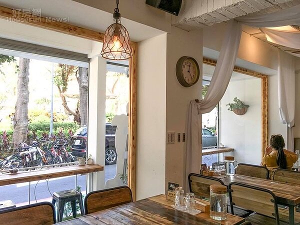 對面有公園,可以欣賞風景。