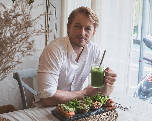 店內提供健康料理,桌上的招牌「Yucca Cafe 吐司」有鹹甜共有八種口味。