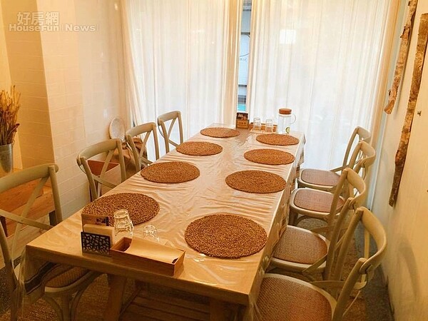 大片落地窗讓光線非常通透。