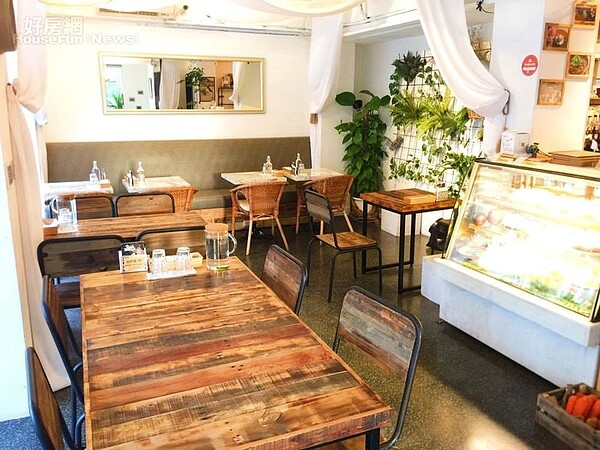 店內布置綠意盎然,仿佛走進大自然!