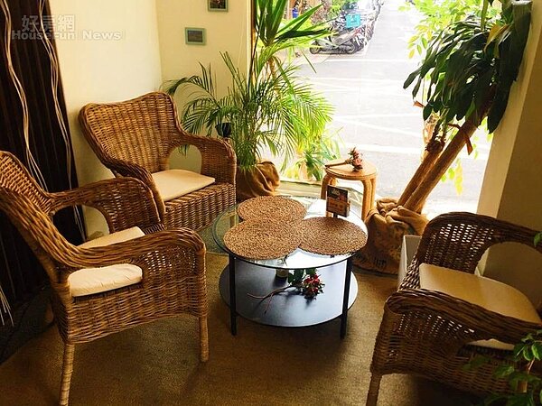 室內盆栽是真的植物,搭配牆上的塑膠花草,綠意盎然。