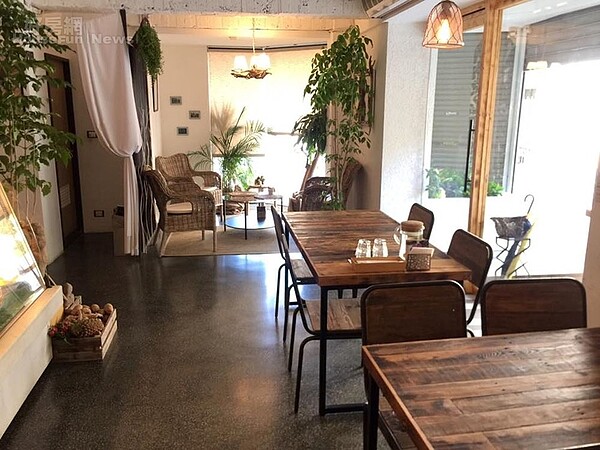 店內裝潢親力親為,桌子吧台都是親自動手做的木工。