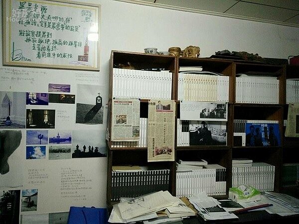 9. 一整櫃自己出版過的書籍。