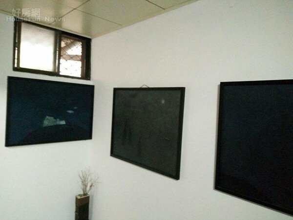 8.	四樓的三幅黑色畫作，強調深度和生命感。
