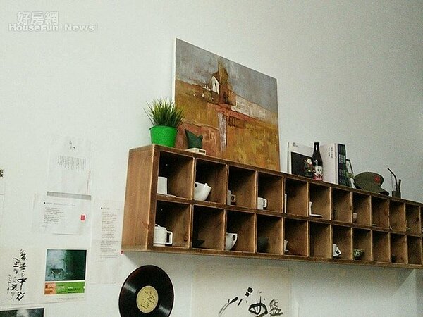 3. 收集各種不同茶杯,以木杯架作為展示。