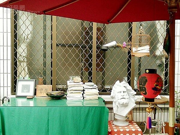 6. 門口的休閒區是作家朋友交流地,洛夫尤為喜歡。