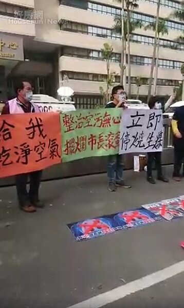 環團不滿空污嚴重,聚集高市府前抗議。圖/南部反空污大聯盟