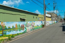 工廠圍牆彩繪一景。