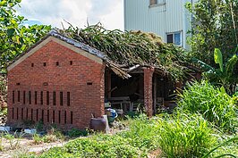 這棟半傾頹的建築很多人都不知道用途，不過農村長大的人一定知道，就是豬圈。