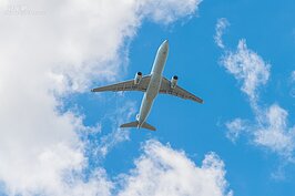 天空中不時有剛起飛的飛機飛過，喜歡拍飛機的用長一點的鏡頭就可捕捉亮麗身影。