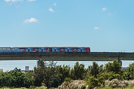 遠方機場捷運列車正緩緩駛過。