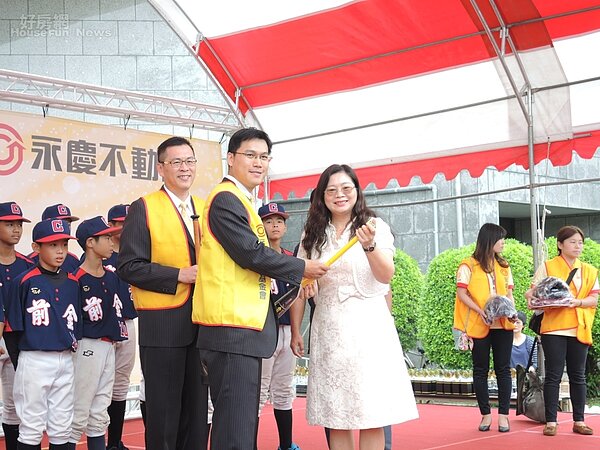 永慶不動產高屏區經管會林剛瑋會長(左)代表捐贈球具給前金國中，並由校長代表受領。（永慶房產集團）
