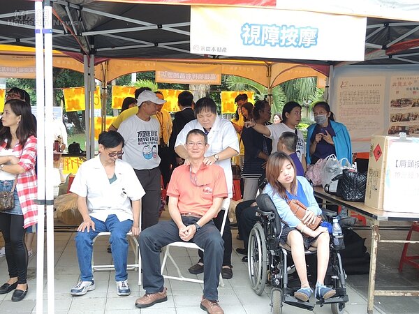 永慶不動產邀請公益團體免費設攤義賣。（永慶房產集團）