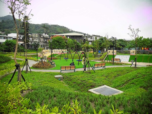 樹林鹿角溪公園於6月初排除違章建築後，隨即展開興闢公園工程，並於10月中旬啟用。（新北市政府提供）