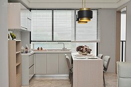 只要解決排煙問題，開放式廚房不僅省下空間，在用餐與烹飪過程，也可輕鬆與家人交流。