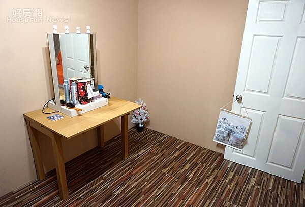 8.可移動的化妝桌,將化妝桌換地方陳設,這裡也成為拍攝空間,地板貼皮也是Lingo親自挑選的。