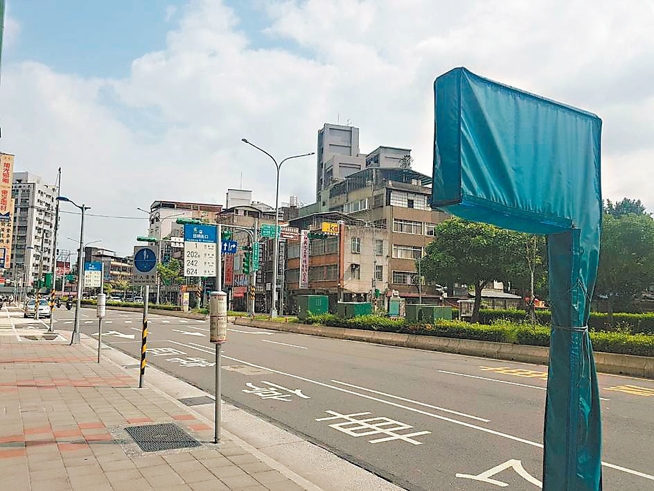 台北市推動智慧公車站牌，但有28處興建完成卻因台電還沒供電，無法使用。 記者翁浩然／攝影