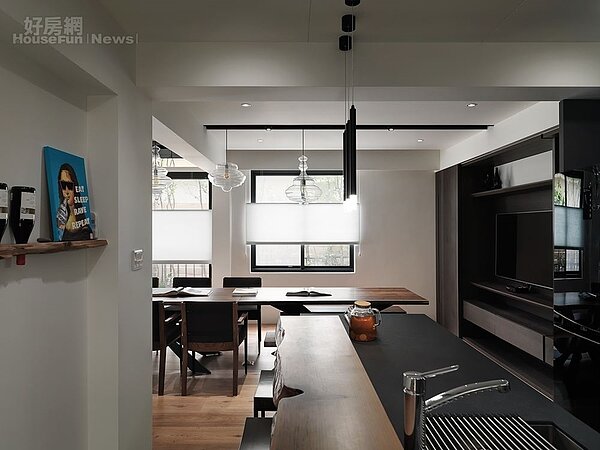 4.廚房特別打造中島,中島上的木頭塊是設計師巧思,而用不完的木頭則成為酒架。