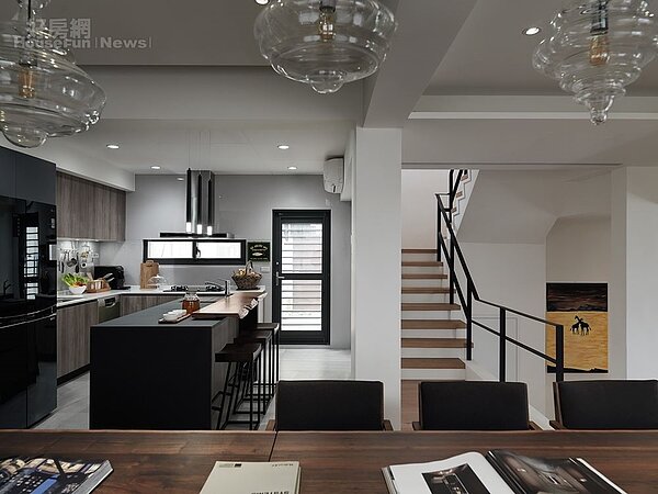 5.更特別的是,餐廳的廚具都是依照女主人張珮珊的身高跟左右手習慣量身打造。