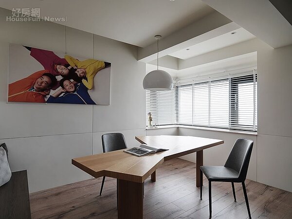 6.這間書房是全家人共有!孩子讀書寫功課,爸媽工作回信,一家人也可以趁這個時間談心交流。特別是書桌是依照牆上的照片打造,代表一家四口。