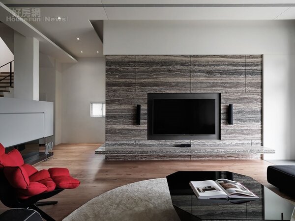 2.電視牆牆面特地去石材廠挑選，與木質地板、素色牆面搭配出簡約高雅的居家風格。

