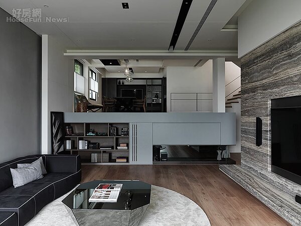 3.餐廳在1.5樓的位置,岑永康特地把樓梯把手拆除,讓視覺延伸更加寬廣。