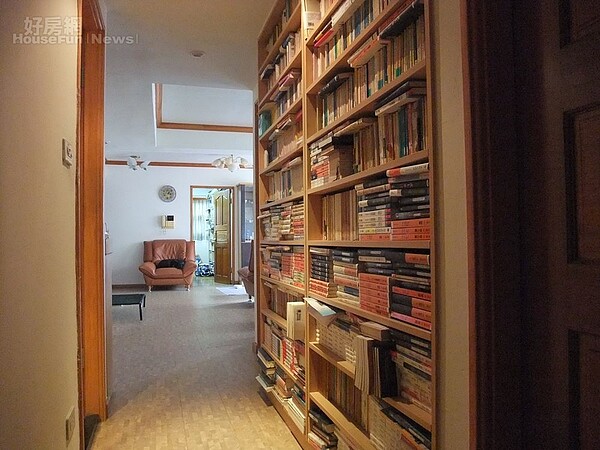 3. 走道上的書架專放日本文庫本。