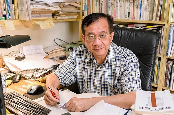 1. 知名日本文學研究學者及翻譯家林水福,家中藏書豐富。